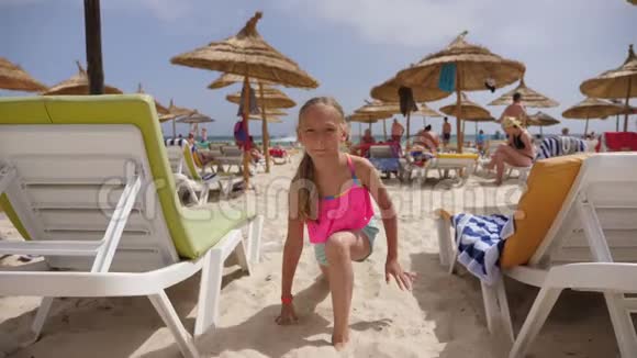 快乐少女在海上沙滩练习瑜伽体式视频的预览图