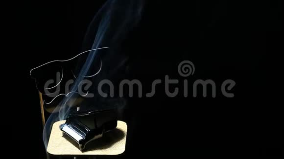 黑色钢琴烟雾暗背景面具没人高清镜头视频的预览图
