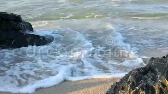 在Songkhla的Samila海滩的沙质海岸上海浪汹涌澎湃视频的预览图
