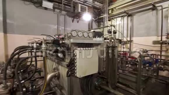发电厂的管道配件阀门和泵库存录像压缩机站的不同设备视频的预览图