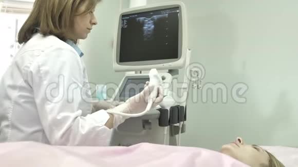 女性医生用超声波扫描检查女性颈部视频的预览图