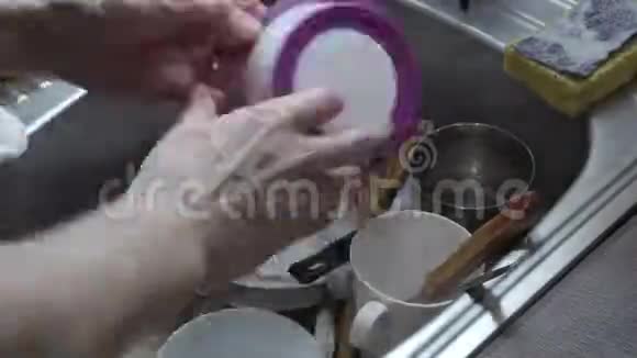 洗碗池里洗脏盘子的时间推移录像视频的预览图