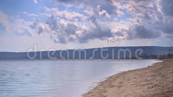 美丽的沙滩大海和令人惊叹的云视频的预览图