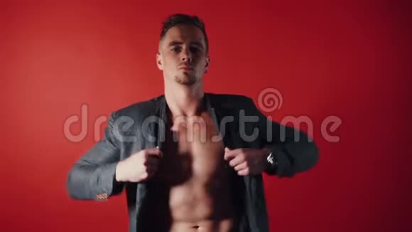 男人在红色背景上跳舞视频的预览图