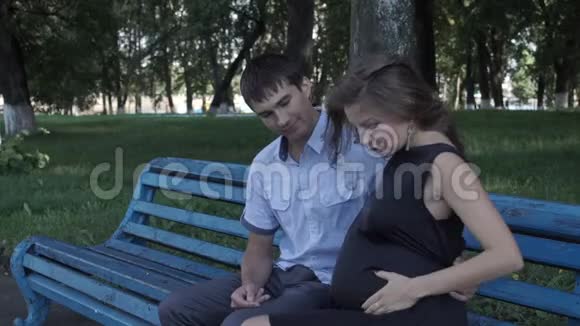 恋爱中的情侣坐在长凳上视频的预览图