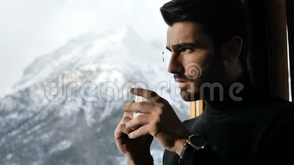 自信的人在风景中喝咖啡视频的预览图