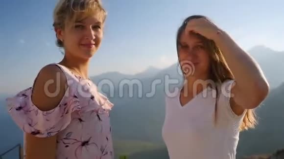 有山景的漂亮微笑女人视频的预览图