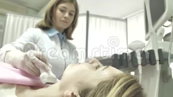 女性医生用超声波扫描仪检查女性颈部关注病人视频的预览图