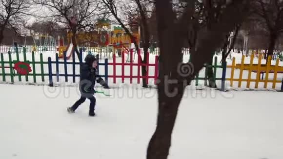 HD开朗的男孩正和孩子们一起跑铲子装满了雪视频的预览图
