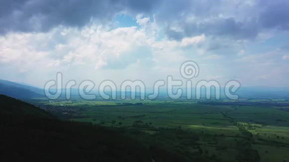 令人惊叹的雾蒙蒙的全景景观与雄伟的绿色山坡和山峰视频的预览图