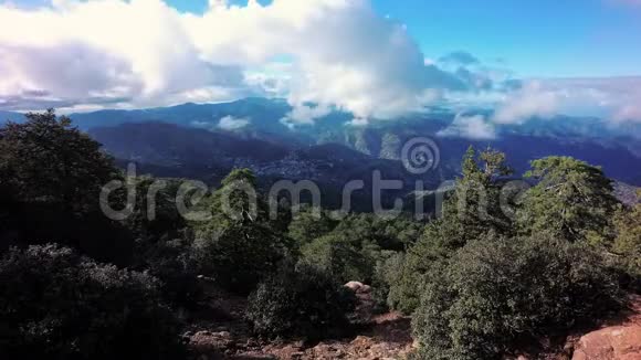 云层在特罗多斯山脉上空移动的时间塞浦路斯视频的预览图