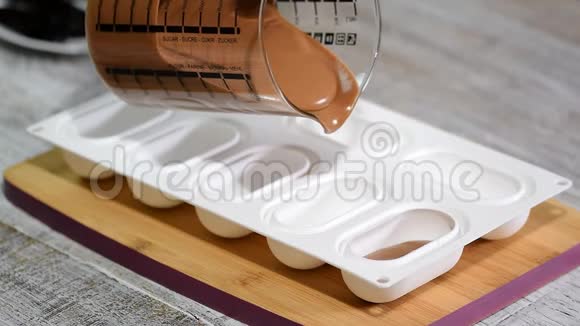 女性手填充硅胶模具与巧克力慕斯特写做法式甜点视频的预览图