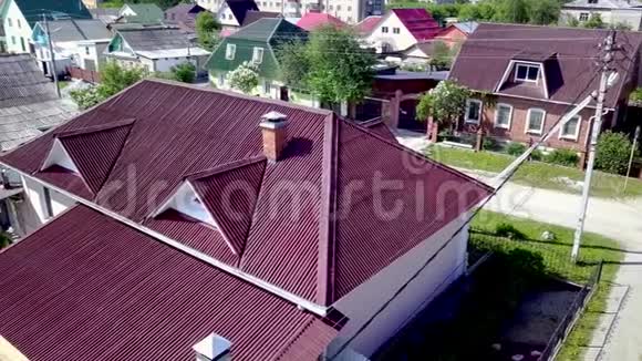 乡村住宅屋顶俯视图库存录像位于村庄的漂亮的新屋顶屋顶暗色或暗色视频的预览图