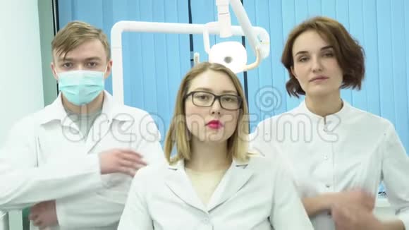 一队医生双手交叉站立媒体三名身穿白色制服的医生交叉双臂站立视频的预览图