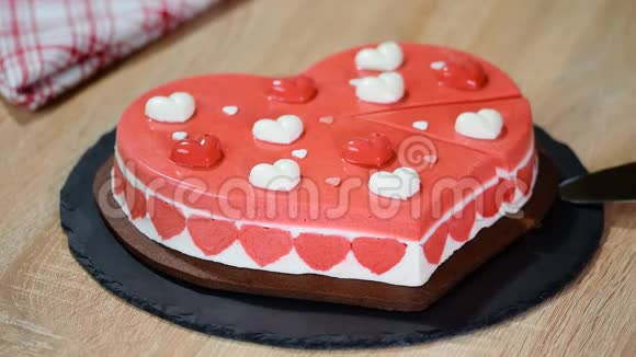 心形的美味慕斯蛋糕情人节蛋糕视频的预览图