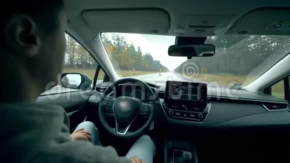 人坐在自动驾驶的汽车上在道路上行驶视频的预览图