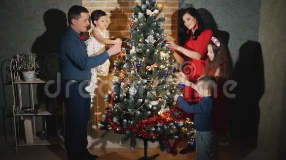 幸福的五口之家正在装饰圣诞树微笑着视频的预览图