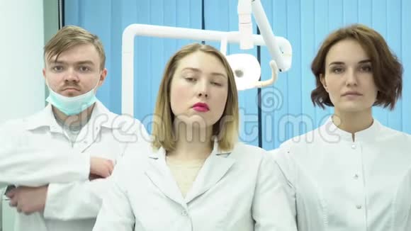 一队医生双手交叉站立媒体三名身穿白色制服的医生交叉双臂站立视频的预览图
