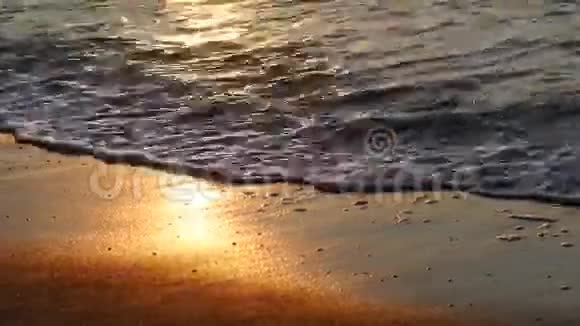 沙滩海浪特写视频的预览图