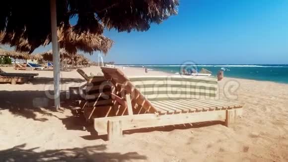 在刮风的一天在废弃的海滩上的木制休息室的4k镜头视频的预览图