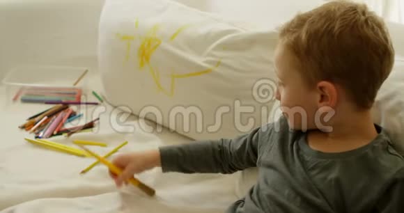 4k沙发上有彩色铅笔的男孩视频的预览图