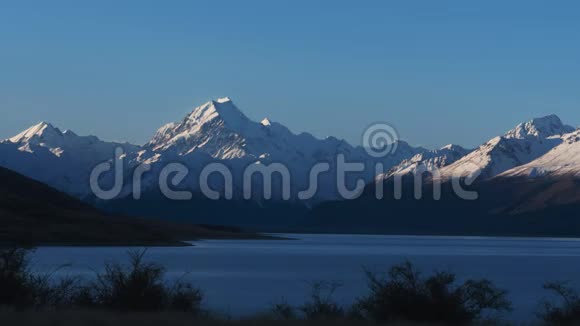 库克山和普卡基湖日落时间视频的预览图