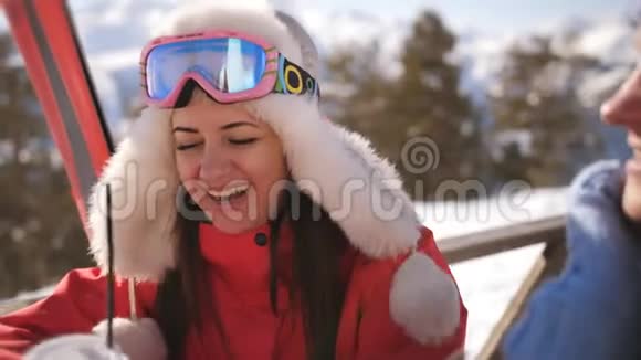 两个女人在滑雪场的咖啡馆里喝着覆盖着的葡萄酒和有趣的谈话视频的预览图