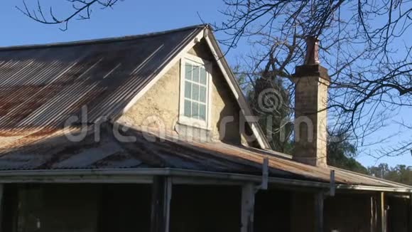 令人毛骨悚然的房子的肮脏屋顶视频的预览图