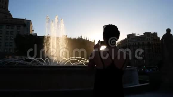 一个女孩用喷泉在欧洲的游乐场拍照视频的预览图