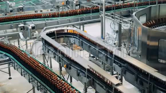 一个装备齐全的酿酒厂内部视频的预览图