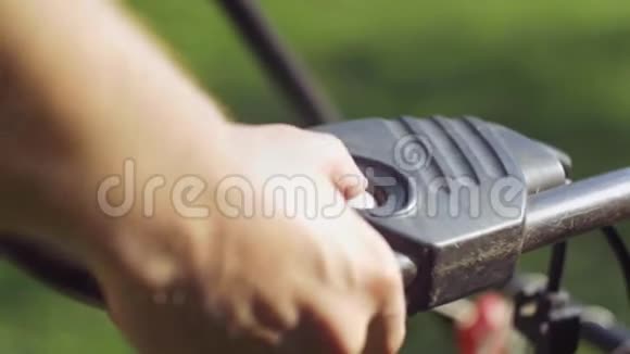 一个男人从割草机开始点击按钮视频的预览图
