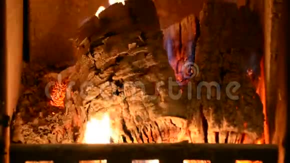 温暖舒适的火炉在砖制壁炉中燃烧的实木视频的预览图