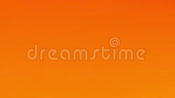 在水里闪闪发光金漆在橙色在水中反应形成抽象的云层可用作过渡视频的预览图