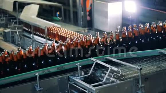 装满啤酒的瓶子正向上运输视频的预览图
