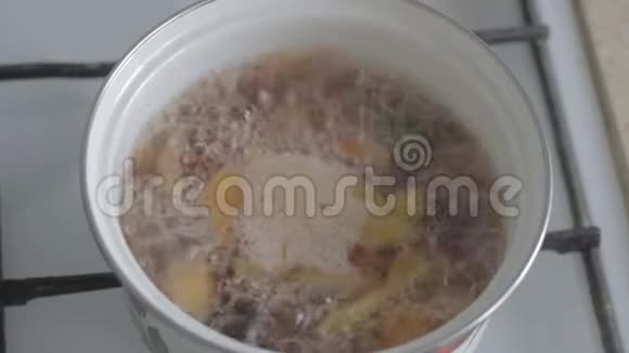 烹饪用平底锅做苹果李子和李子干制的水果用平底锅烧开视频的预览图
