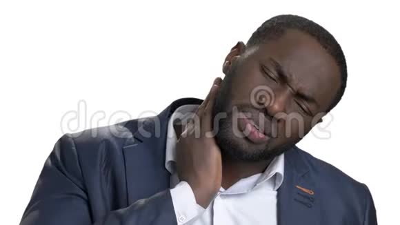 黑人非洲男人脖子疼得厉害经过长时间的工作视频的预览图