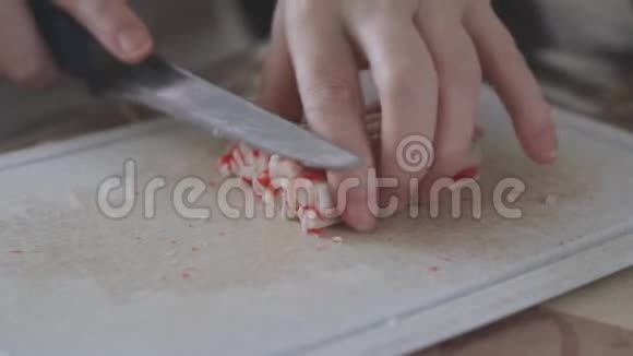 烹饪蟹肉沙拉雌性手在板上用刀切割蟹棒的成分假期即将来临视频的预览图