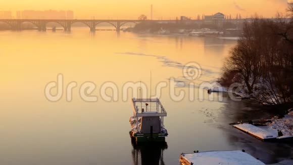 黎明时分摩托艇在结冰的河上视频的预览图
