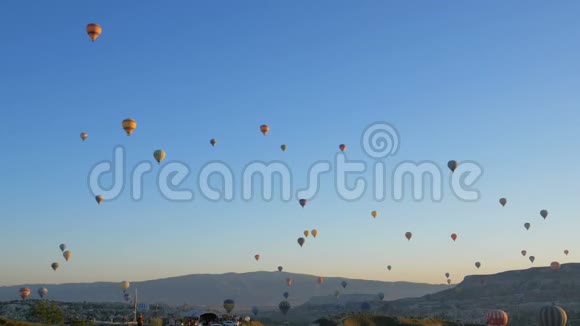 热气球飞越戈尔梅卡帕多西亚土耳其视频的预览图