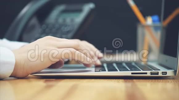 做生意的女人一个人使用笔记本电脑在办公室的办公桌上加班曾在一个视频的预览图