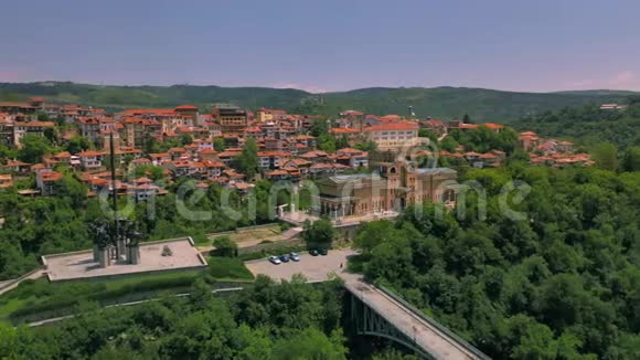 保加利亚巴尔干地中海VelikoTarnovo山上的传统房屋鸟瞰图视频的预览图