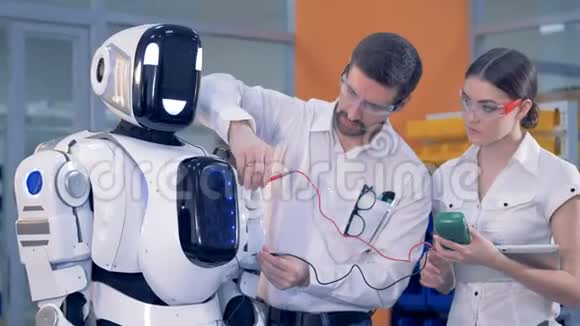 两名工程师掌握的机器人工作参数测量过程视频的预览图