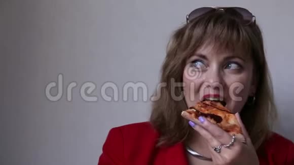 一个成熟的女人嘴唇鲜红吃着披萨有害食物视频的预览图