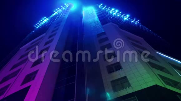 商务中心4k大楼彩色霓虹灯线路的移动视频的预览图