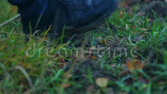 男人雨后穿着脏靴子穿过泥泞特写镜头视频的预览图