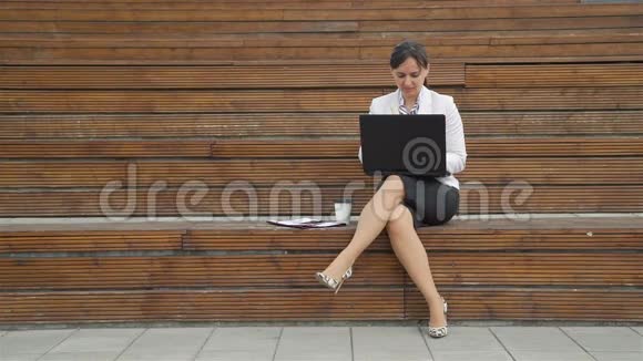 女商人坐在长凳上吃面条视频的预览图