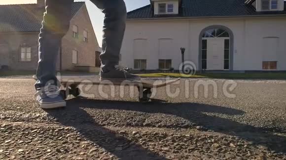 一个溜冰男孩的慢动作视频的预览图