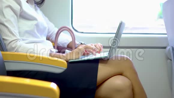无名女子在机场列车上用笔记本电脑工作视频的预览图