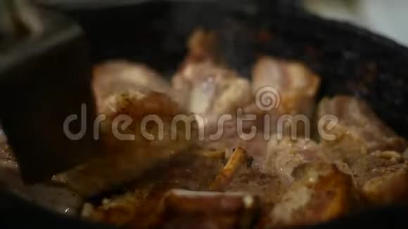 肉在锅里炒在家做饭腌肉肉丸视频的预览图