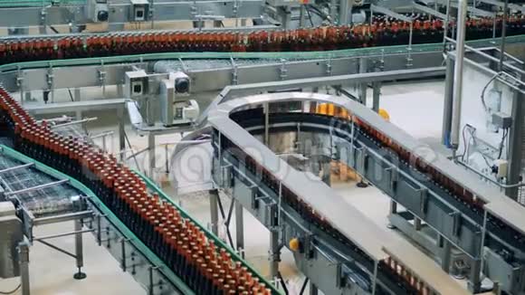 工业运输公司用啤酒搬迁瓶子视频的预览图